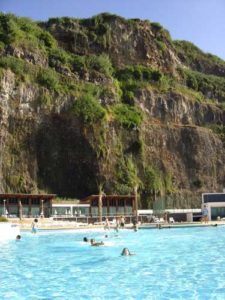 Meerwasserschwimmbad in Caniço de Baixo