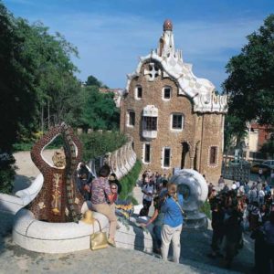 Das Pförnterhaus mit Besucherzentrum grüßt am Eingang des Parc Güell