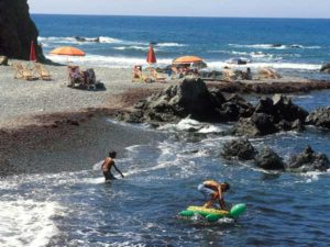 Die Coral Bay (Korallenbucht) gilt als eine der schönsten Badebuchten Zyperns