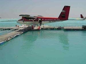 Urlauber gelangen meist mit dem Wasserflugzeug zum Baa-Atoll