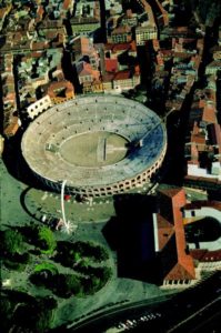 Die Arena von Verona aus der Luft