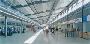 Abflughalle des Flughafen Karlsruhe mit Check-In-Schaltern