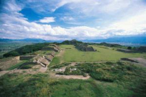 Die Pyramidenanlage Monte Albán liegt auf einem Plateau in 400 Metern Höhe