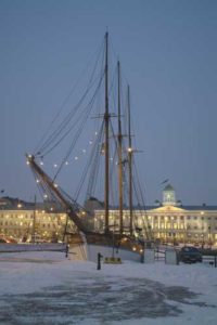 Winterimpressionen von Helsinki am verschneiten Hafen