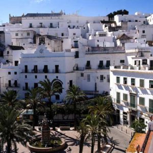 Häusergewirr in Cádiz. Hohe weiße Flachdachhäuser zieren die Straßen. Bild: Tourspain