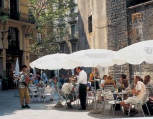 Zahlreiche Cafes prägen das Altstadtbild von Barcelona