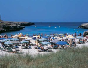 Die kleine Bucht von Cala Blanca auf Menorca