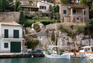 Kleine Fischerboote liegen in der Cala Figuera