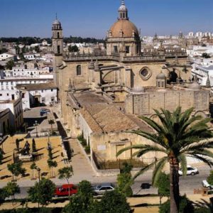 Die Kathedrale vor dem Stadtpanorama von Jerez