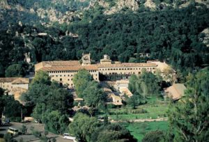 Das Kloster Lluc liegt vor einer beeindruckenden Bergkulisse