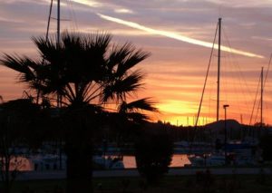 Sonnenuntergang über dem Hafen von Gouviá