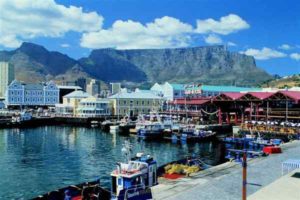 Die südafrikanische Metropole Kapstadt liegt direkt vor der Kulisse des Tafelbergs