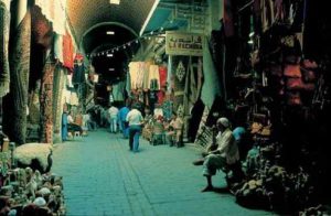 In der Medina laden farbenprächtige Souks zum Shopping ein