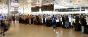 Passagiere warten auf ihre Abfertigung beim Check-IN am Flughafen Hannover