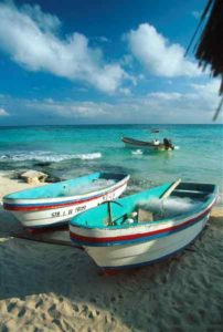 Boote am Strand von Playa del Carmen/Mexiko