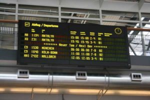 Flug-Informationstafel am Flughafen Rostock