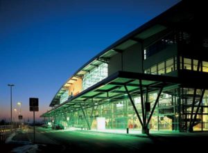 Flughafenterminal Flughafen Rostock im Sonnenuntergang