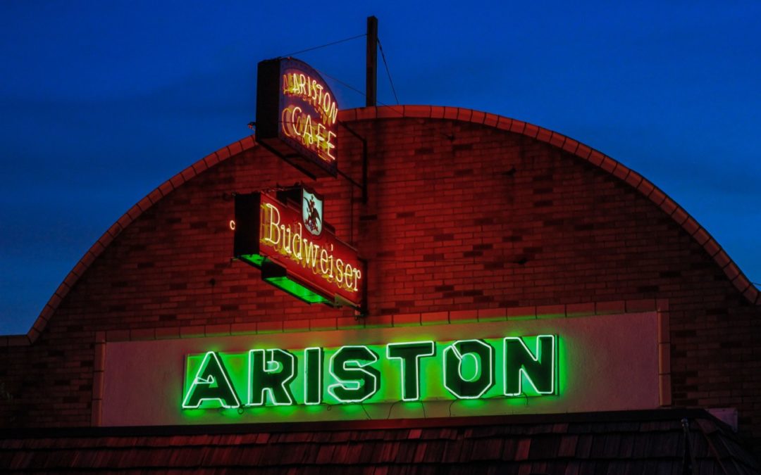 Neonschilder am Ariston Cafe an der Route 66 leuchten wieder